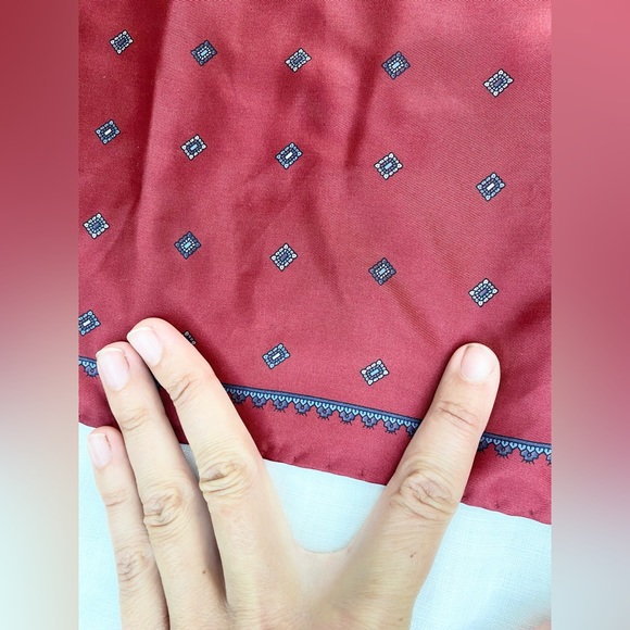 ✨Host Pick✨ Oscar De LaRenta Silk Pocket Square - Picture 8 of 10